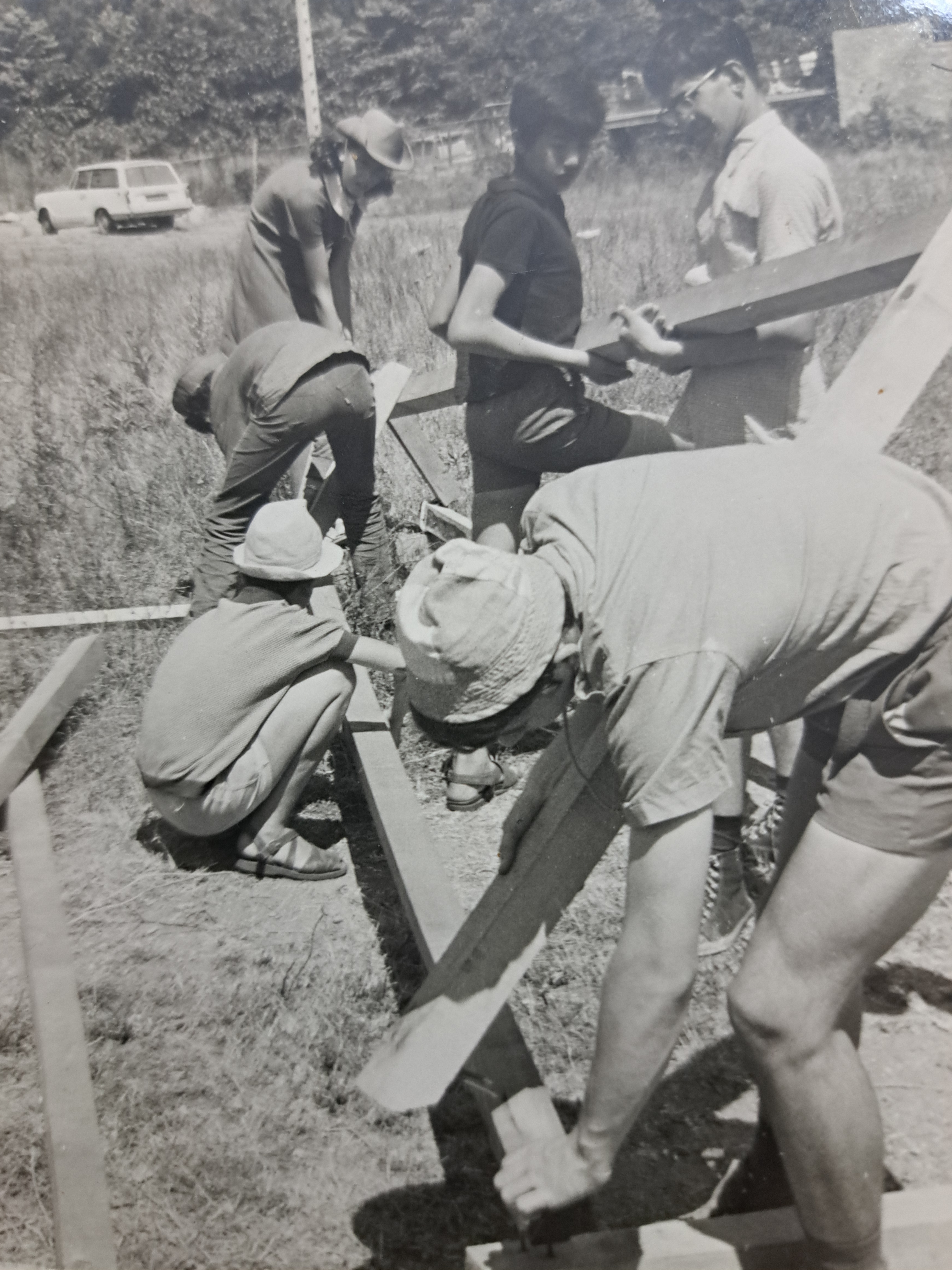 Pionniers 1968 Champlan Installation du mât de rassemblement